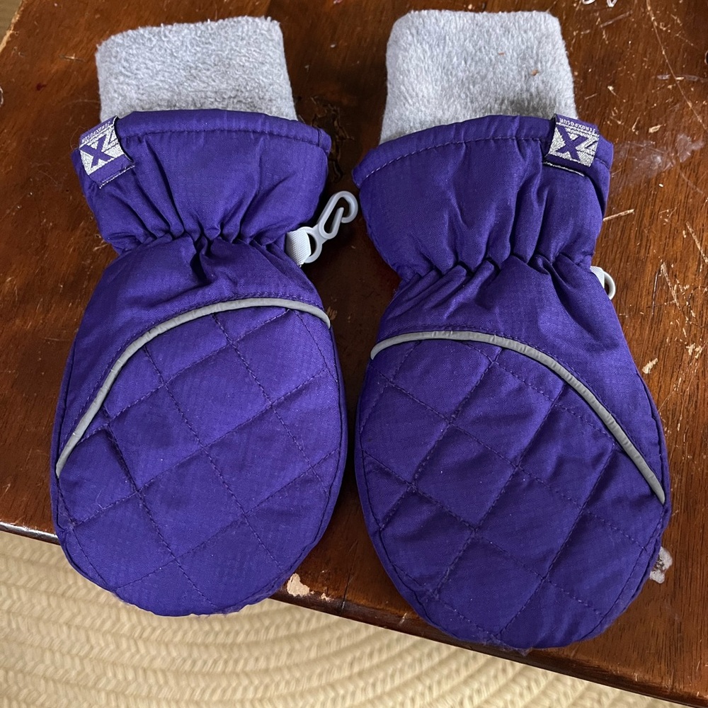Little girl snow mittens.  Fits 3-6 year old.